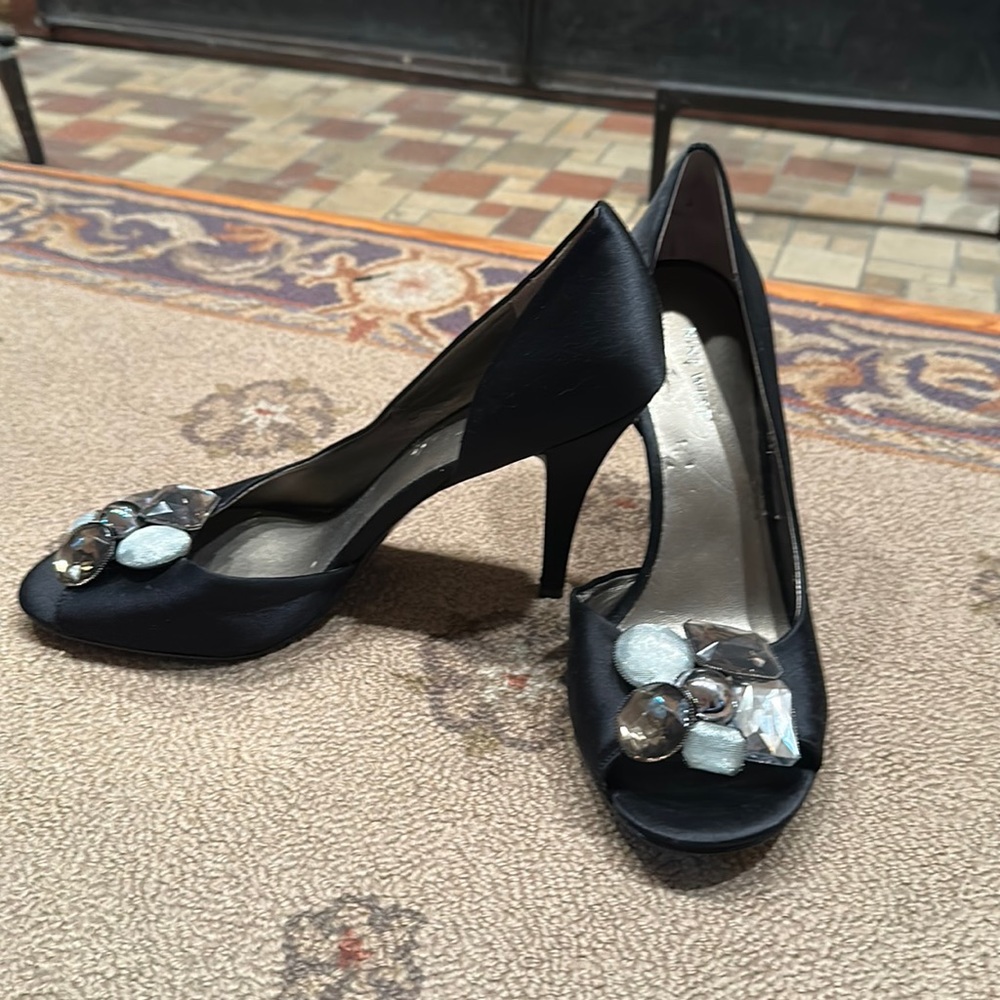 New W/O box Nine West satin pumps